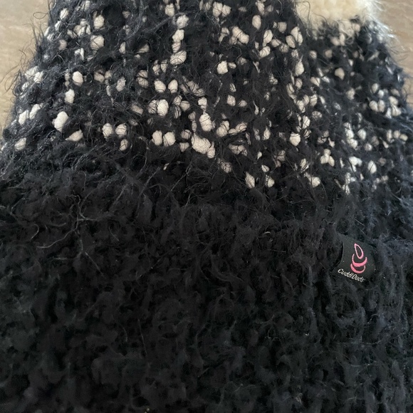 CUDDL DUDS BLK/WHITE WOMENS BEANIE HAT WITH TASSEL - Picture 4 of 6